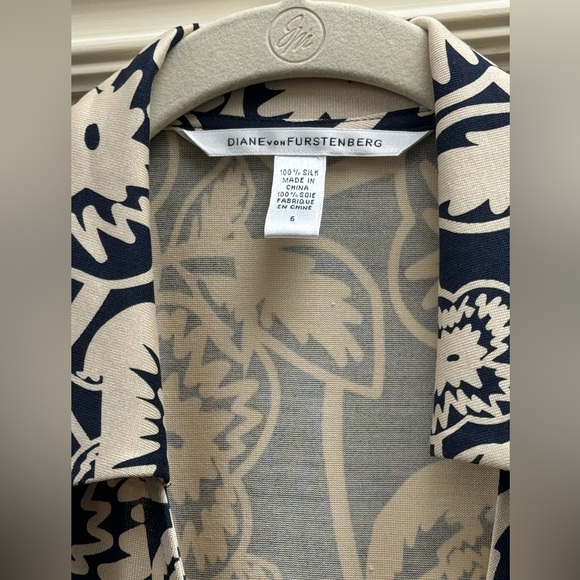 Vintage DVF wrap dress with tie - Picture 3 of 5